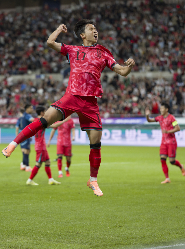 엄지성이 14일 서울월드컵경기장에서 열린 파라과이와 평가전에서 전반 15분 선제골을 넣은 후 환호하고 있다. 뉴시스