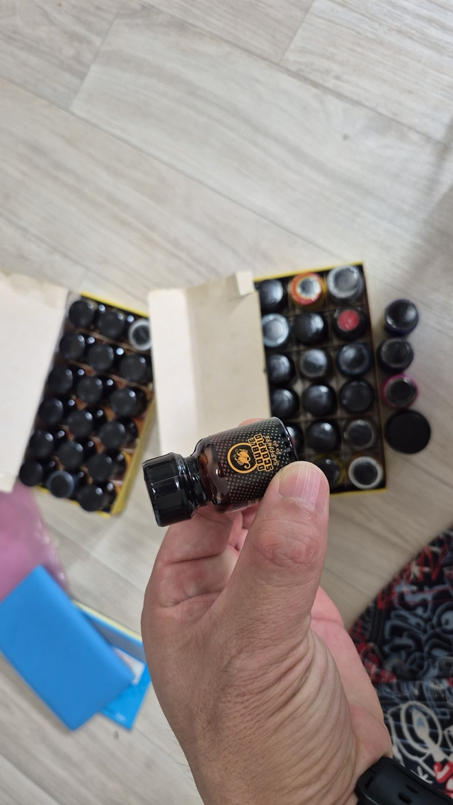 부산세관 수사관이 적발된 ‘러쉬’ 압수물을 확인하고 있다. 부산세관본부 제공