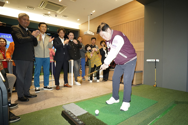 이필형 동대문구청장이 14일 열린 ‘동대문 스크린파크골프장 제기동역점’ 개장식에서 스윙 시연을 하고 있다. 동대문구청 제공