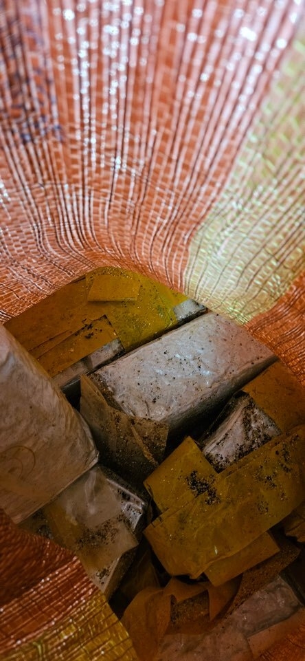 제주 서귀포 해안가 쓰레기 수거 자루 속에 담겨있는 마약류. 제주해경 제공