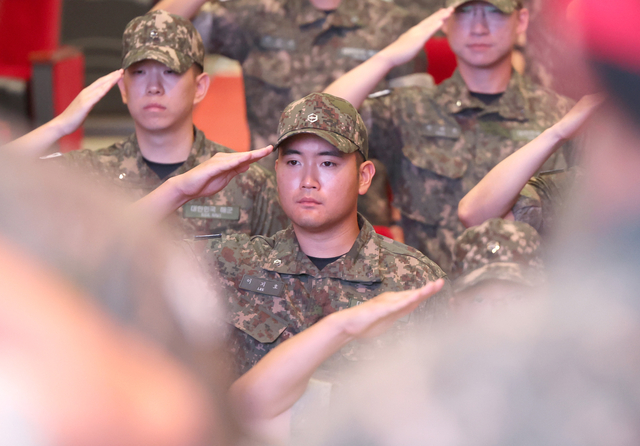 이재용 삼성전자 회장의 장남 이지호(가운데) 씨 등이 지난달 23일 오전 경남 창원시 진해구 해군사관학교 웅포 강당에서 열린 ‘제139기 해군 사관후보생 입교식’에서 경례하고 있다. 연합뉴스