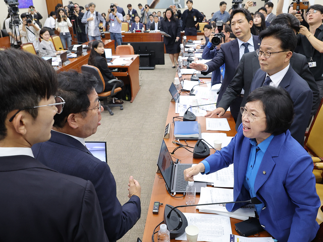 14일 서울 여의도 국회 과학기술정보방송통신위원회에서 열린 2025년도 국정감사에서 더불어민주당 김우영 의원의 질의 중 국민의힘 박정훈 의원의 문자메시지 공개와 관련해 여야 의원들이 설전을 벌이고 있다. 연합뉴스