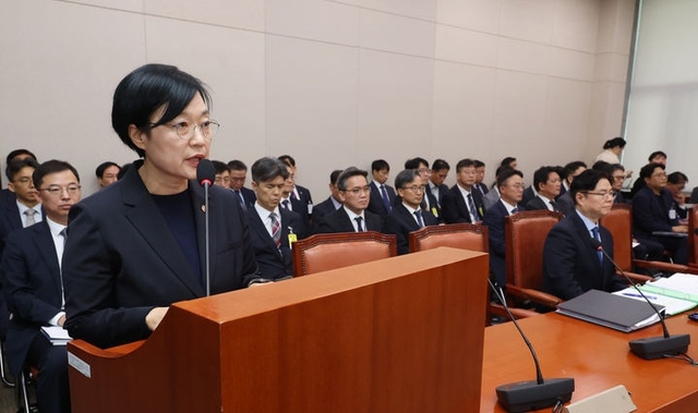 한성숙 중소벤처기업부 장관이 14일 서울 여의도 국회에서 열린 산업통상자원중소벤처기업위원회 국정감사에서 업무보고를 하고 있다. 뉴시스