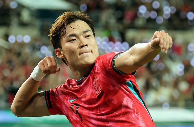 오현규가 14일 서울월드컵경기장에서 열린 파라과이와 평가전에서 후반 30분 추가 득점을 올린 후 세리머니를 펼치고 있다. 연합뉴스