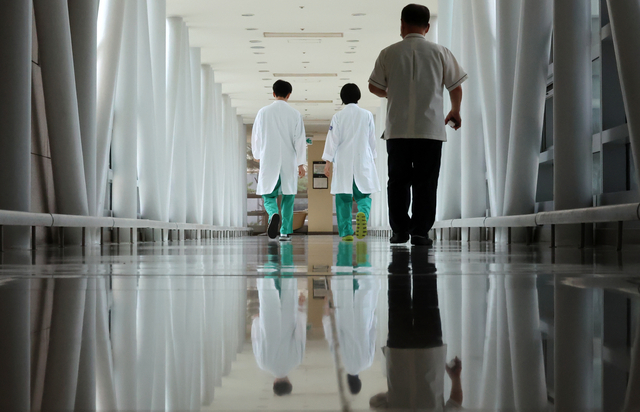 지난 8월 31일 서울 시내 대학병원에서 의료진이 이동하고 있다. 뉴시스