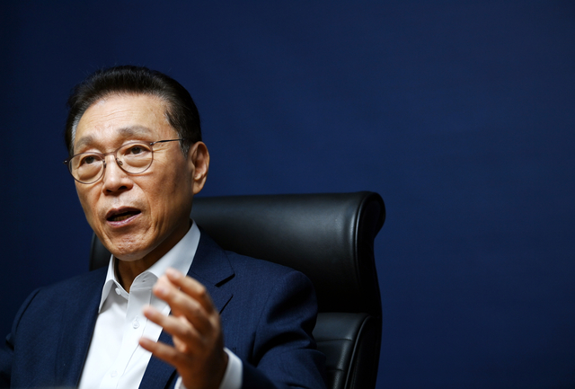 지난달 29일 김태유 서울대 명예교수가 문화일보와의 인터뷰 도중 북극항로 개척의 당위성을 설명하고 있다. 미국·러시아와의 관계를 강화해 한반도의 지정학적 한계를 북극항로를 통해 극복할 수 있고, 이를 위해 여야 정치권이 합심할 것을 강조했다.  윤성호 기자