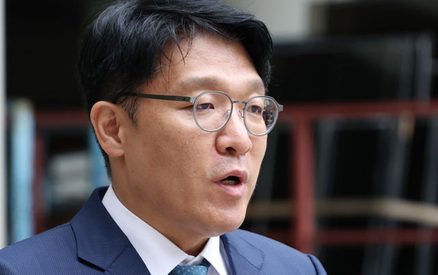 김건희 여사에게 고가의 그림을 건네고 공천을 청탁했다는 의혹을 받는 김상민 전 부장검사가 지난달 17일 서울 서초구 서울중앙지법에서 열린 구속 전 피의자 심문(영장실질심사)에 출석하면서 취재진 질문에 답하고 있다. 연합뉴스