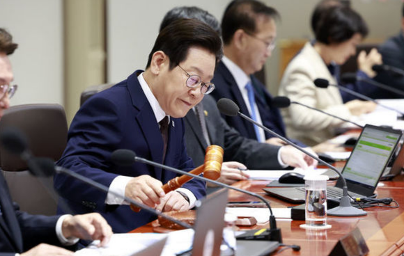 이재명 대통령이 14일 오전 용산 대통령실에서 열린 제45회 국무회의에서 개회 선언을 하고 있다.  뉴시스