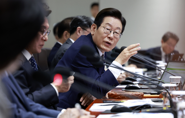 이재명 대통령이 14일 오전 이재명 대통령이 14일 오전 서울 용산 대통령실 청사에서 국무회의를 주재하면서 발언하고 있다. 연합뉴스