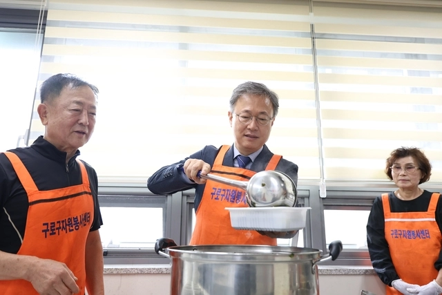 장인홍 구로구청장(가운데)이 자원봉사자들과 함께 배식 봉사에 나서고 있다. 구로구청 제공