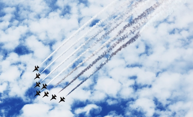 완연한 가을 날씨를 보인 15일 경기도 성남시 상공에서 공군 특수비행팀 블랙이글스가 서울 국제 항공우주 및 방위산업 전시회(ADEX) ‘퍼블릭 데이’를 앞두고 사전 연습을 하고 있다. 연합뉴스