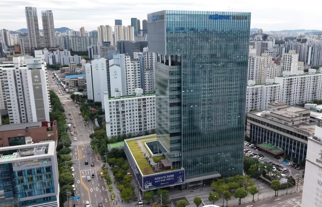 ‘2025년 아시아태평양경제협력체(APEC) 정상회의’ 홍보물이 설치된 코레일유통 본사 사옥 모습. 코레일유통 제공