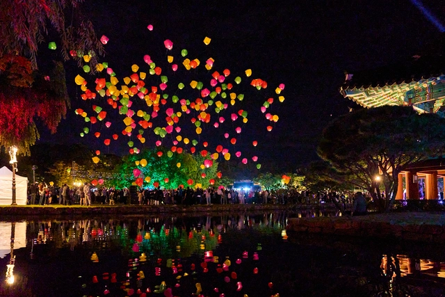 전북 남원국가유산 야행 축제의 대표 프로그램인 천등날리기대회가 광한루원 일원에서 열린다. 남원시청 제공