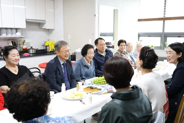장인홍 구로구청장(왼쪽 두 번째)이 오류1동 주민센터에서 주민들과 환담을 나누고 있다. 구로구청 제공