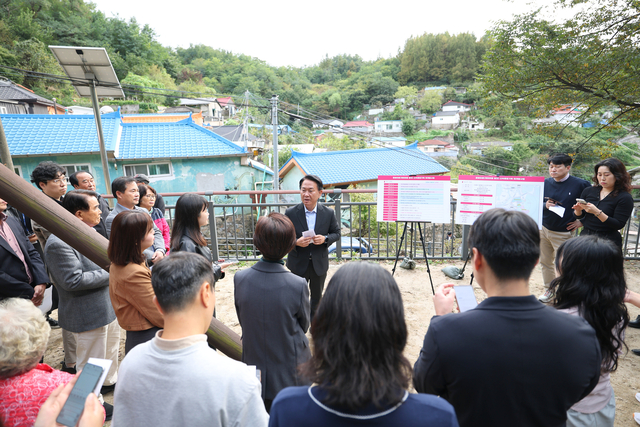 이성헌 서대문구청장이 14일 서울 서대문구 홍제동 개미마을에서 열린 프레스투어에서 ‘개미마을 일대 신속통합기획 재개발사업’을 브리핑하고 있다. 서대문구청 제공