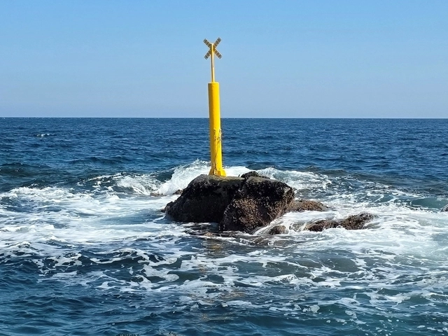 고성 대진항 암초위에 항로표지시설이 설치된 모습. 동해지방해양수산청 제공.