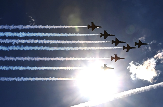 공군 특수비행팀 블랙이글스가 서울 아덱스 퍼블릭데이를 앞두고 15일 경기 성남시 서울공항 상공에서 가을 하늘을 수놓으며 사전연습을 하고 있다. 뉴시스 제공