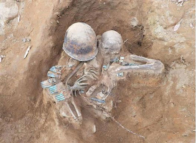 2021년 10월 28일 백마고지에서 발굴된 6·25전사자 고( 故) 조응성 하사(현 계급 상병)D의 유해. 참호에서 마지막 순간까지 총구를 놓지 않고 있다. 국방부 제공