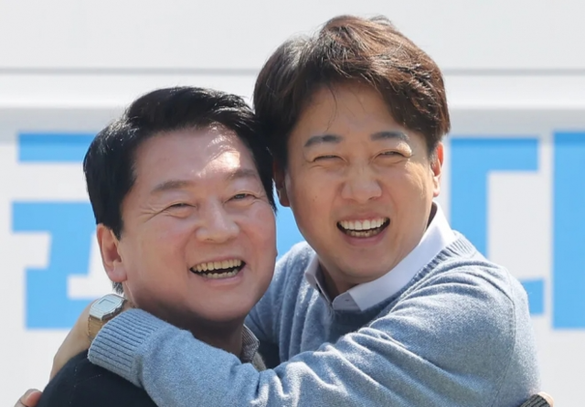 이준석(오른쪽) 개혁신당 대표와 안철수 국민의힘 의원이 지난 4월 25일 경기도 성남시 판교역 앞 광장에서 열린 인공지능(AI) 관련 ‘미래를 여는 단비토크’에서 만나 포옹하고 있다. 연합뉴스