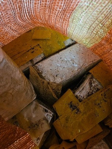 지난 7일 서귀포 해안가에서 발견된 쓰레기 자루에 벽돌 모양의 마약이 들어있다. 제주해경청 제공