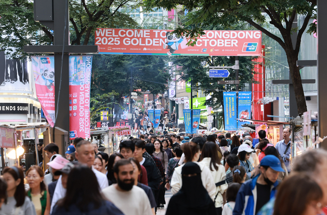 명동 거리에 다양한 국적의 관광객들이 다니고 있다. 연합뉴스
