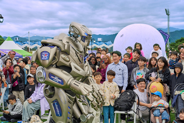 춤과 노래, 언어소통이 가능한 엔터테이너 로봇인 타이탄이 어린이들이 보는 앞에서 다양한 공연을 펼치고 있다. 남원시청 제공
