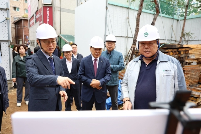 장인홍 구로구청장(왼쪽)이 오류1동 사업 현장을 방문해 추진 현황을 보고받고 있다. 구로구청 제공