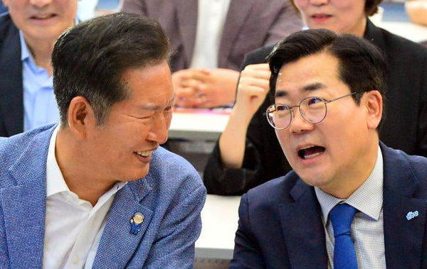 정청래(사진 왼쪽) 더불어민주당 대표와 박찬대 더불어민주당 의원. 뉴시스