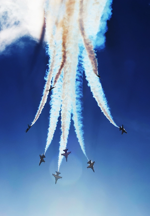 완연한 가을 날씨를 보인 15일 경기도 성남시 상공에서 공군 특수비행팀 블랙이글스가 서울공항에서 열리는 서울 국제 항공우주 및 방위산업 전시회(ADEX) ‘퍼블릭 데이’를 앞두고 사전 연습을 하고 있다. 얀힙뉴스