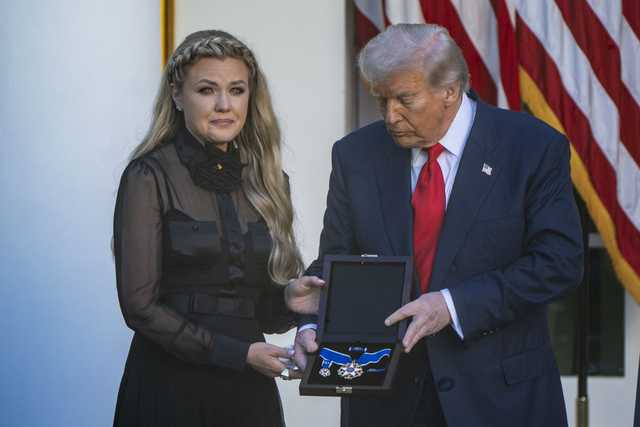 도널드 트럼프(오른쪽) 미국 대통령이 지난달 총격으로 숨진 보수 청년운동가 찰리 커크를 기리며, 부인 에리카에게 자유의 메달을 전달하고 있다. UPI 연합뉴스