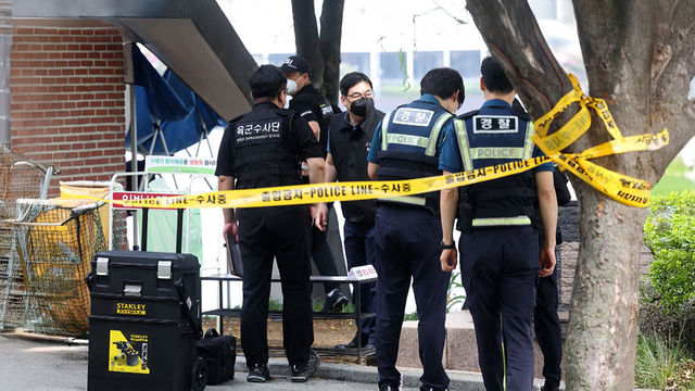 지난 9월2일 대구 수성구 수성못 인근에서 현역 육군 대위가 총상을 입고 사망한 채 발견된 가운데 사건 현장에서 육군수사단, 경찰 과학수사대 등이 현장조사를 벌이고 있다. 연합뉴스