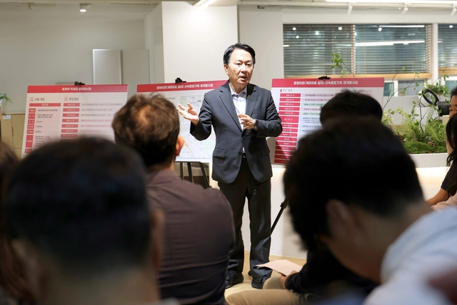 이성헌 서대문구청장이 14일 유진상가 내 서대문구 일자리플러스센터에서 열린 프레스투어에서 ‘홍제역 역세권 활성화사업’을 브리핑하고 있다.  서대문구청 제공