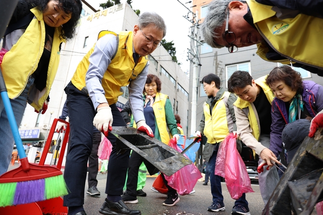 장인홍 구로구청장(왼쪽 두 번째)이 주민들과 함께 오류1동 일대에서 마을 대청소를 실시하고 있다. 구로구청 제공
