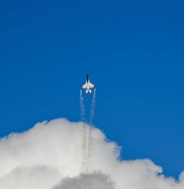 17일 서울 국제 항공우주 및 방위산업 전시회(ADEX)가 개막될 예정인 가운데 15일 경기 성남시 서울공항에서 공군 T-50 고등훈련기가 시범비행 사전연습을 하고 있다. 공군 제공