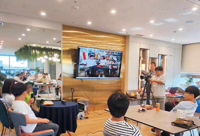 초록우산 전북종합사회복지관의 가족돌봄아동지원사업 ‘함께 자라는 희망나무’ 진로캠프에 참여한 아동들이 지난 8월 4일 유튜브 방송 촬영 등 다양한 활동을 하고 있다.  초록우산 제공 