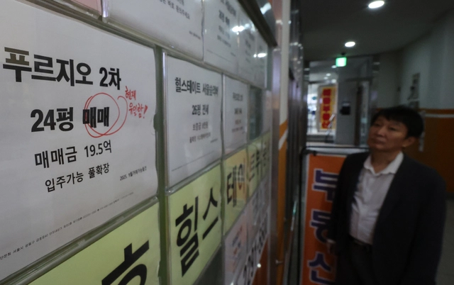 계재명 정부가 결국 이번 주 추가 부동산 대책을 내놓는다. 13일 한국부동산원에 따르면 지난달 말 기준 성동구와 마포구의 아파트값은 각각 0.78%, 0.69%가 올라 6·27 대출 규제 이후 가장 큰 폭의 상승세를 보였다. 광진구는 0.65%가 올라 한국부동산원이 관련 통계를 집계하기 시작한 2012년 5월 이후 역대 최고 상승률을 기록했다. 사진은 이날 성동구 한 중개업소 모습. 연합뉴스