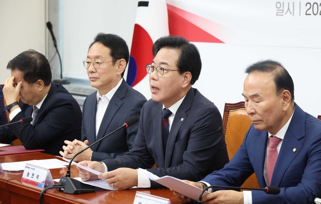 송언석 국민의힘 원내대표가 15일 오전 서울 여의도 국회에서 열린 국가전산망 먹통 마비 사태 긴급 대응 TF 1차 회의에서 발언하고 있다. 뉴시스