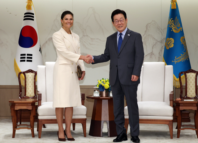 이재명 대통령이 15일 용산 대통령실에서 스웨덴 빅토리아 왕세녀와 인사하고 있다. 연합뉴스