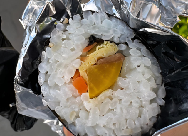 제주도의 탐라문화제에서 1줄당 4000원에 판매된 김밥. 보배드림