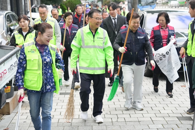 류경기(가운데) 중랑구청장이 중랑구 골목을 청소하고 있다. 중랑구청 제공