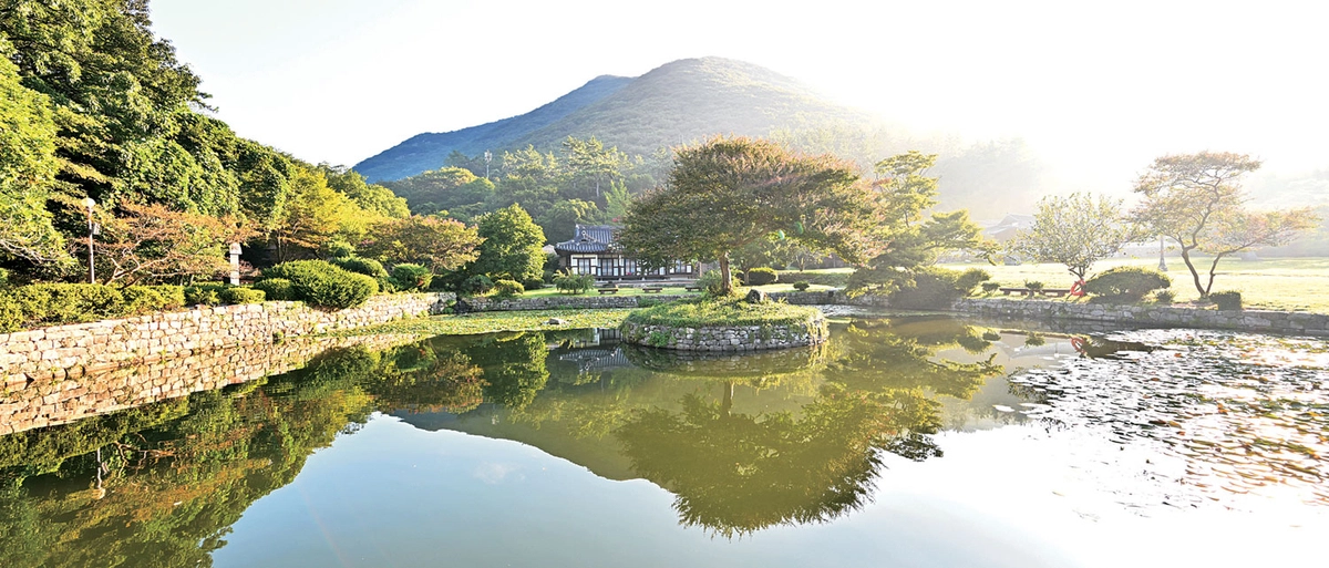 전남 진도의 운림산방. 운림산방 바로 아래 전남국제수묵비엔날레가 열리는 남도전통미술관이 있다.