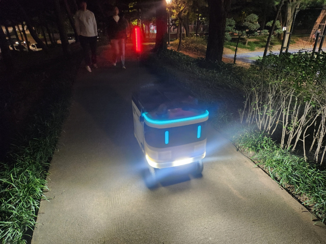 서울 강서구의 자율주행 로봇이 공원을 누비고 있다. 강서구청 제공