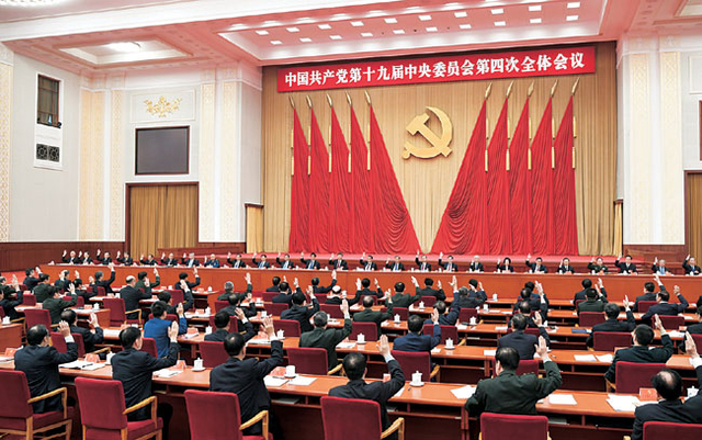 지난 2019년 10월 중국 베이징에서 시진핑 국가주석 주재하에 열린 제19기 중앙위원회 제4차 전체회의(19기 4중전회)에 참석한 중국공산당 지도부가 정책 기조를 논의하고 있다.  신화통신 연합뉴스