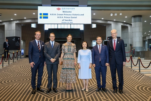 백승주 전쟁기념사업회장과 스웨덴 빅토리아 왕세녀 방한단이 16일 오후 서울 용산 전쟁기념관 전사자명비를 지나가며 기념촬영하고 있다. 왼쪽부터 스웨덴 안드레아스 칼손 농촌국토부 국토주택장관, 다니엘 왕자, 빅토리아 왕세녀, 백승주 전쟁기념사업회장 배우자, 백승주 전쟁기념사업회장, 칼-울르프 안데르손 주한스웨덴대사.전쟁기념사업회 제공