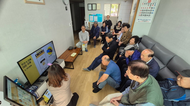 성북구 관계자가 지역 내 어르신들에게 키오스크(무인기계) 교육을 진행하고 있다. 성북구청 제공