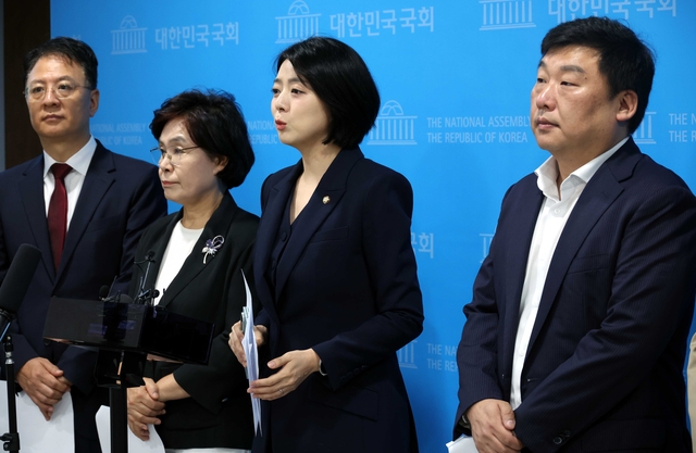 배현진 국민의힘 의원이 16일 오전 서울 여의도 국회 소통관에서 ‘이재명  정부 10.15 부동산 대책’ 관련 규탄 기자회견을 마치고 취재진의 질문에 답변하고 있다. 뉴시스