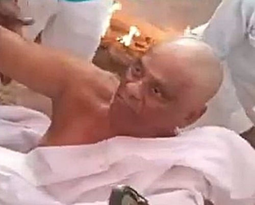 가짜 장례식을 연출한 인도 남성이 화장 직전 일어나는 모습. 프리프레스저널