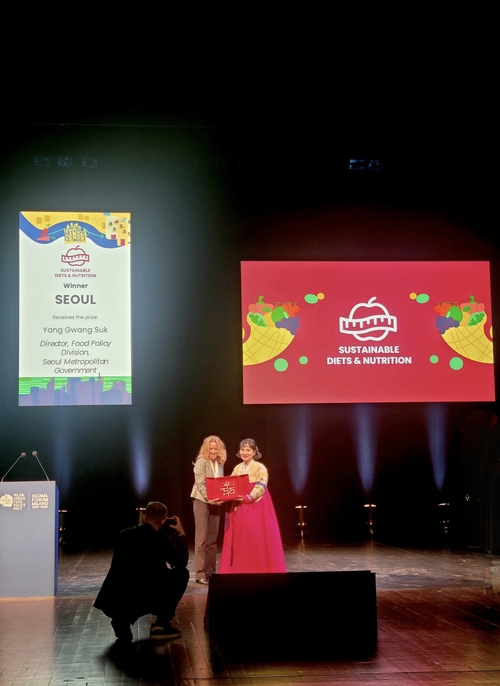 양광숙(오른쪽) 서울시 식품정책과장이 15일(현지시간)  ‘밀라노 도시먹거리 정책협약(MUFPP) 10주년 글로벌 포럼’에서 ‘밀라노 협약상(Milan Pact Awards)’ 본상을 수상하고 있다. 서울시청 제공