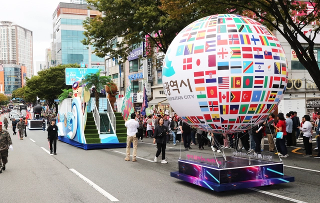 2025울산공업축제를 맞아 울산시가지에서 퍼레이드가 펼쳐지고 있다.