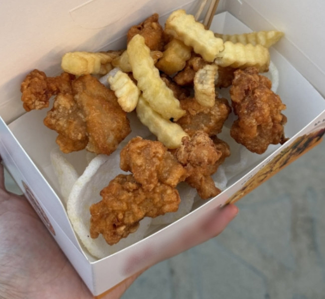 진주남강유등축제에서 판매된 1만원짜리 닭강정. SNS 캡처